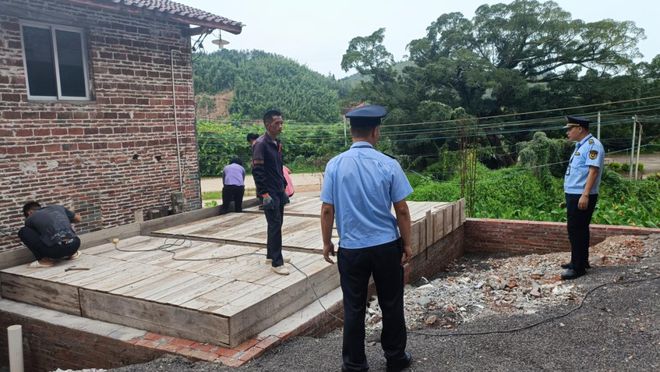 怀集一房屋户主未办理报建审批手续擅自加建地坪车库自愿拆除违建！