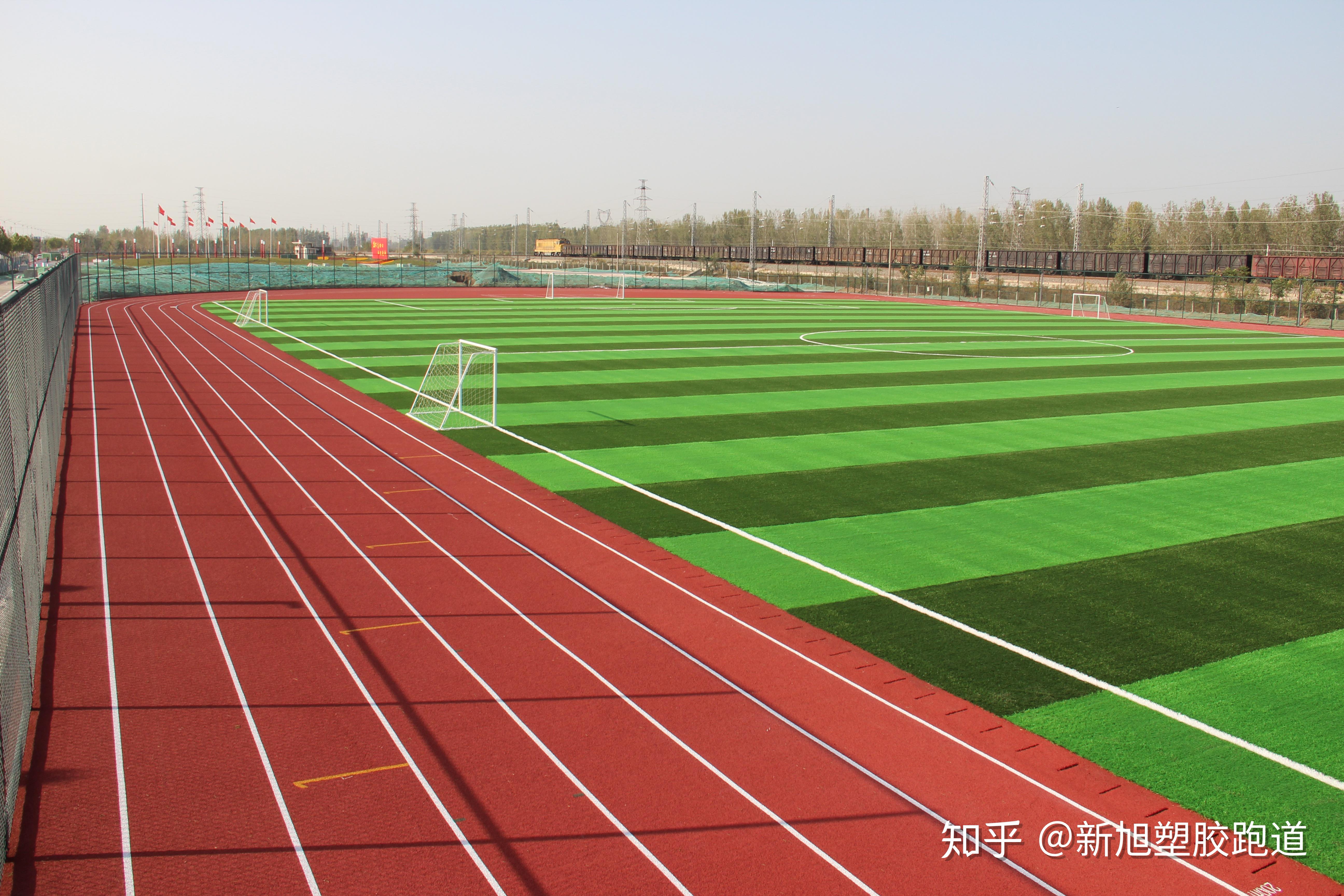 全国首条大型体育场外围塑胶跑道在广州竣工