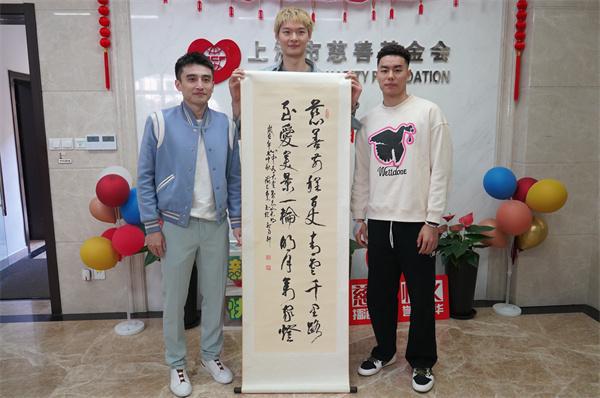 平博Pinnacle作战球场不忘公益上海男篮三将“手拉手”助学艰苦生