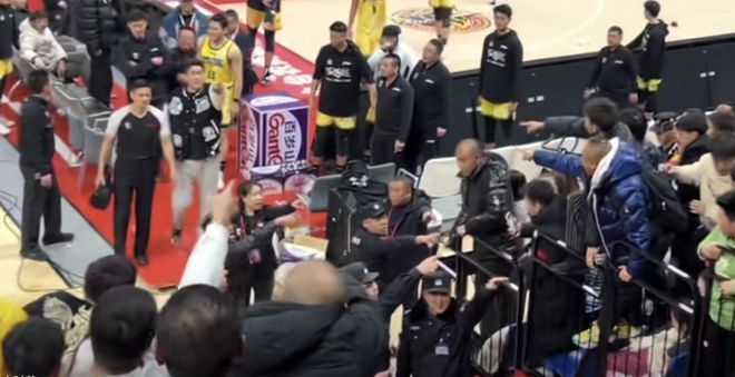 中邦篮球又乱了平博Pinnacle 裁判引公愤尴尬遁离球场 球迷狂扔杂物手指怒骂