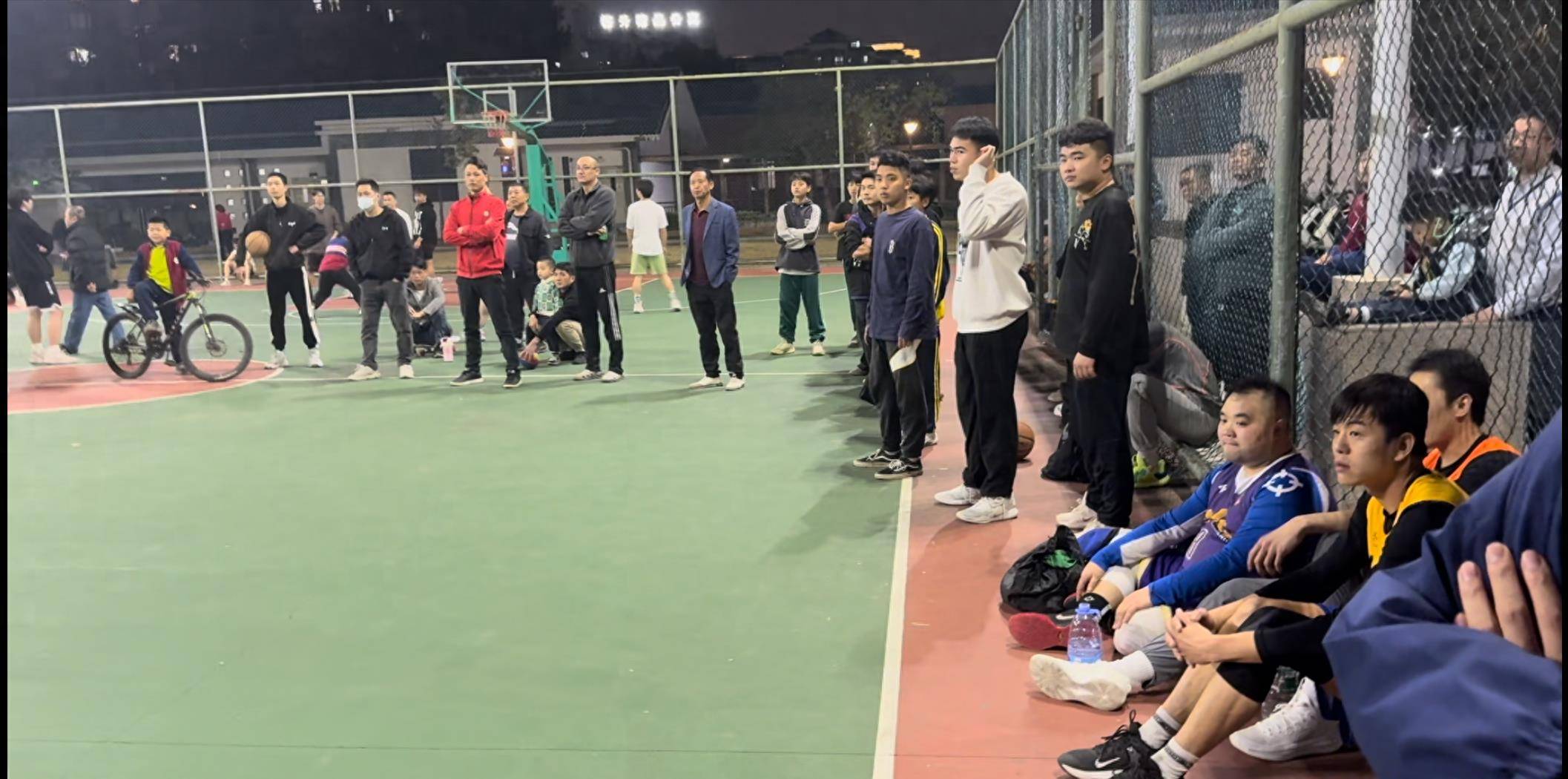 万万别去河南岸篮球场打野场下久坐容易伤风！