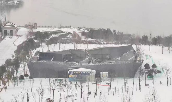 下雪后一球场钢构修立坍塌尚未开业