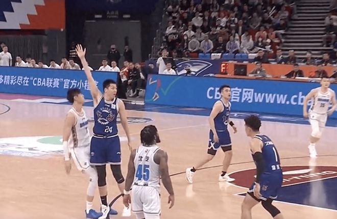 求姚明重办球场恶汉！上海男篮任骏威对曾凡博垫脚后者悲伤倒地