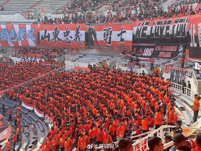 媒体人叙泰山球迷背对球场 主场罕睹“无声抗议”